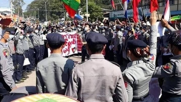 စစ်တပ်သတင်းပေး ငါးဦးကို ဖမ်းဆီးစစ်ဆေးနေတယ်လို့ ကရင်နီပြည်ရဲဌာန ထုတ်ပြန်