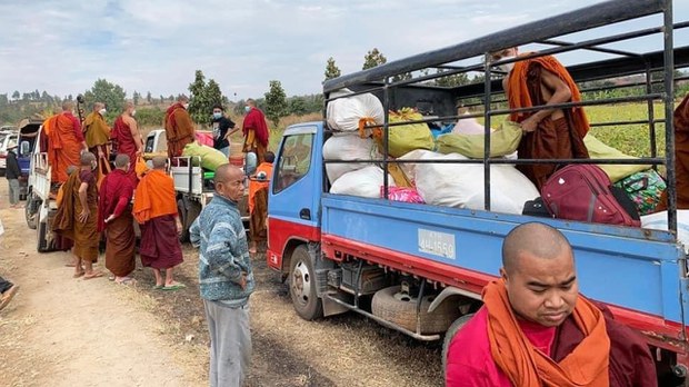 ရာနဲ့ချီတဲ့ သံဃာတွေ ကယားပြည်နယ်က ထွက်ပြေးနေရ ရာနဲ့ချီတဲ့ သံဃာတွေ ကယားပြည်နယ်က ထွက်ပြေးနေရ