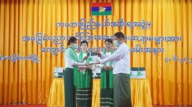 လွိုင်လင်လေးမြို့မှာ ကျောင်းဖွင့်နေတဲ့ ဆရာ၊ ဆရာမ ခြောက်ဦးကို KSP ဖမ်းဆီးစစ်ဆေးနေ လွိုင်လင်လေးမြို့မှာ ကျောင်းဖွင့်နေတဲ့ ဆရာ၊ ဆရာမ ခြောက်ဦးကို KSP ဖမ်းဆီးစစ်ဆေးနေ