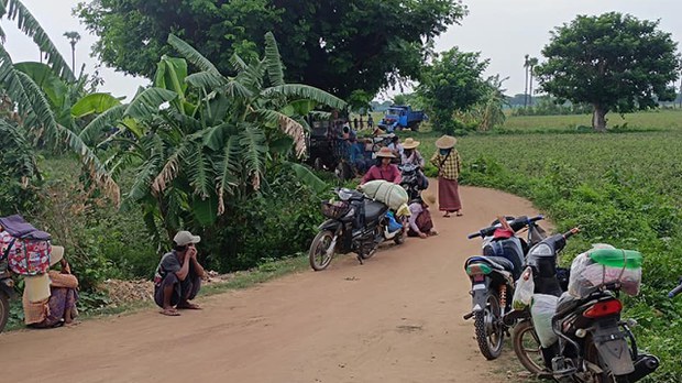 ခင်ဦးမှာ စစ်ကြောင်းထိုးနေလို့ အရပ်သား ၈၀၀၀ ကျော်ထွက်ပြေးနေရ