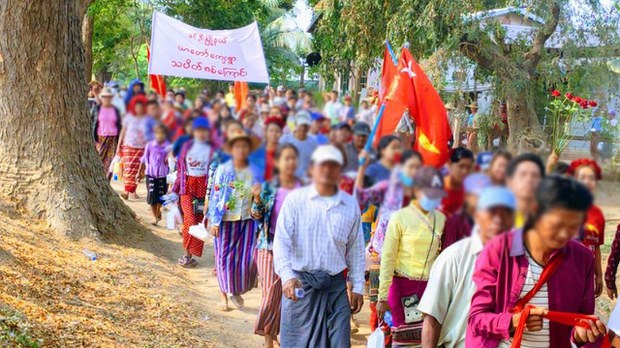 ခင်ဦးမြို့မှာ တိုက်ပွဲပြင်းထန်နေတာကြောင့် ဒေသခံတွေ ထွက်ပြေးနေရ ခင်ဦးမြို့မှာ တိုက်ပွဲပြင်းထန်နေတာကြောင့် ဒေသခံတွေ ထွက်ပြေးနေရ