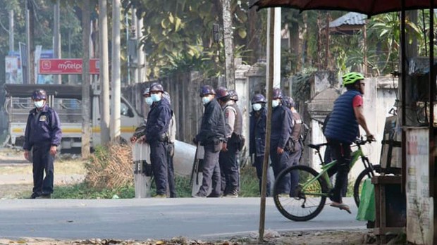 ဆဒုံးမြို့နယ်က စစ်သားနဲ့ရဲတွေ ဇွန်လကုန် နုတ်ထွက်ကြဖို့ KIO သတိပေးထုတ်ပြန် ဆဒုံးမြို့နယ်က စစ်သားနဲ့ရဲတွေ ဇွန်လကုန် နုတ်ထွက်ကြဖို့ KIO သတိပေးထုတ်ပြန်