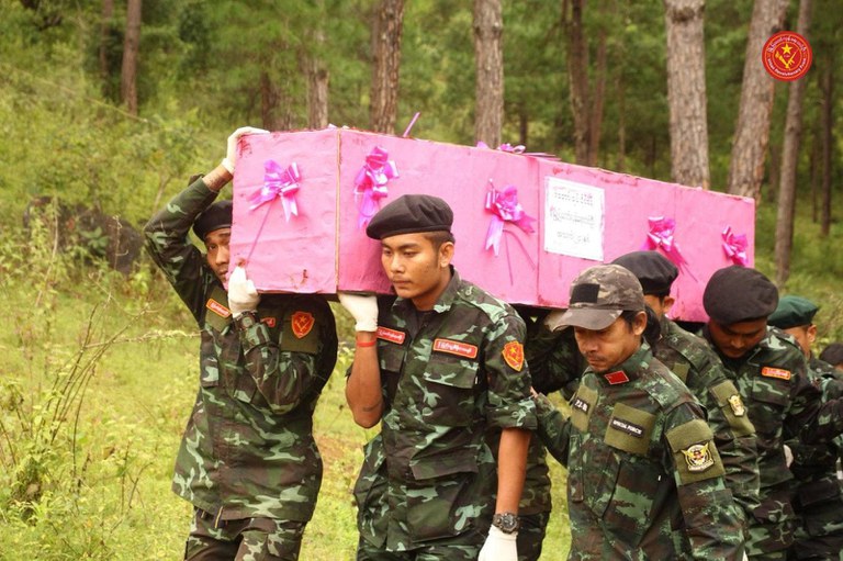 မြို့ပြတော်လှန်ရေးတပ်ဦး၏ ရဲဘော်ချမ်းနိုင်ခန့် (ခ) ချမ်းကြီး ၏ နာရေးဈာပနကို ၂၀၂၄ ခုနှစ် စက်တင်ဘာ ၁၃ ရက်နေ့တွင် ကရင်နီဒေသအတွင်း ပြုလုပ်ခဲ့စဉ်။ (Photo : URF/ Chan)