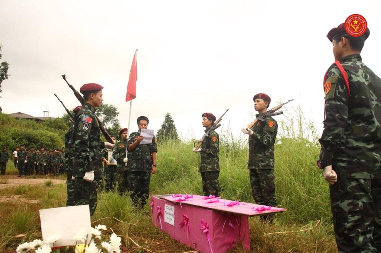 မြို့ပြတော်လှန်ရေးတပ်ဦး၏ ရဲဘော်ချမ်းနိုင်ခန့် (ခ) ချမ်းကြီး ၏ နာရေးဈာပနကို ၂၀၂၄ ခုနှစ် စက်တင်ဘာ ၁၃ ရက်နေ့တွင် ကရင်နီဒေသအတွင်း ပြုလုပ်ခဲ့စဉ်။ (Photo : URF/ Chan)