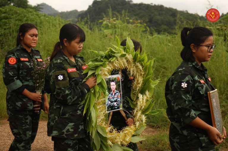မြို့ပြတော်လှန်ရေးတပ်ဦး၏ ရဲဘော်ချမ်းနိုင်ခန့် (ခ) ချမ်းကြီး ၏ နာရေးဈာပနကို ၂၀၂၄ ခုနှစ် စက်တင်ဘာ ၁၃ ရက်နေ့တွင် ကရင်နီဒေသအတွင်း ပြုလုပ်ခဲ့စဉ်။ (Photo : URF/ Chan)