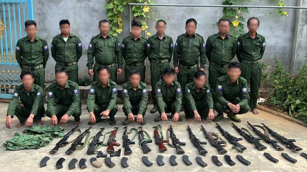 ကွမ်းလုံမြို့နယ် အခြေစိုက် ခလရ-၁၄၃ တပ်ရင်းတစ်ခုလုံး လက်နက်ချ ကွမ်းလုံမြို့နယ် အခြေစိုက် ခလရ-၁၄၃ တပ်ရင်းတစ်ခုလုံး လက်နက်ချ