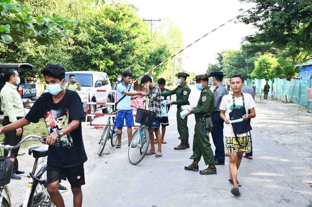 ကျောက်ဖြူမြို့နယ်မှာ ရိက္ခာသယ်ယူတဲ့ ဒေသခံခုနစ်ဦး စစ်ကောင်စီ ဖမ်းဆီး ကျောက်ဖြူမြို့နယ်မှာ ရိက္ခာသယ်ယူတဲ့ ဒေသခံခုနစ်ဦး စစ်ကောင်စီ ဖမ်းဆီး