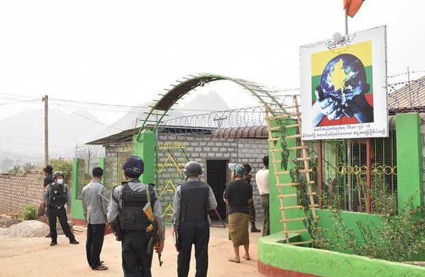 လားရှိုးပြည့်မဏ္ဍိုင် သတင်းထောက် ဥက္ကဋ္ဌအိမ် ဗုံးပစ်ခံရ လားရှိုးပြည့်မဏ္ဍိုင် သတင်းထောက် ဥက္ကဋ္ဌအိမ် ဗုံးပစ်ခံရ