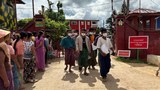 လားရှိုးထောင်က ပြန်လွတ်လာတဲ့ နိုင်ငံရေးအကျဉ်းသားတွေကို မိသားစုထံ ပြန်ပို့
