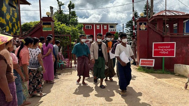 လားရှိုးထောင်က ပြန်လွတ်လာတဲ့ နိုင်ငံရေးအကျဉ်းသားတွေကို မိသားစုထံ ပြန်ပို့ လားရှိုးထောင်က ပြန်လွတ်လာတဲ့ နိုင်ငံရေးအကျဉ်းသားတွေကို မိသားစုထံ ပြန်ပို့
