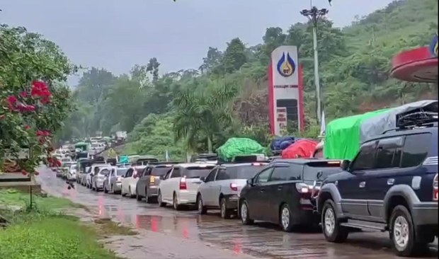 တိုက်ပွဲပြင်းထန်နေတဲ့ လားရှိုးမှာ ဒေသခံတွေ မြို့ကိုစွန့်ခွာ တိုက်ပွဲပြင်းထန်နေတဲ့ လားရှိုးမှာ ဒေသခံတွေ မြို့ကိုစွန့်ခွာ