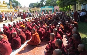 lpd-mdy-protest-monk-305 lpd-mdy-protest-monk-305