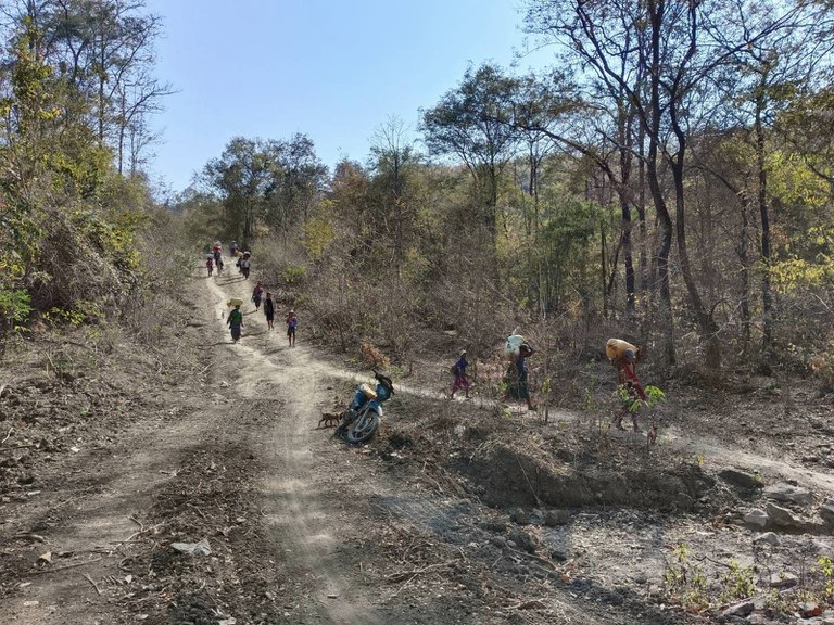 မကွေးတိုင်း၊ စေတုတ္တရာမြို့နယ် လုံးကြီးရွာမှ ထွက်ပြေးရသည့် စစ်ဘေးဒုက္ခသည်များအား ၂၀၂၄ ခုနှစ်၊ ဖေဖော်ဝါရီလ ၂၅ ရက်နေ့က တွေ့ရစဉ်။ (ဓာတ်ပုံ - စေတုတ္တရာမြို့နယ် ပြည်သူ့အုပ်ချုပ်ရေး အဖွဲ့ - ပ.အ.ဖ)