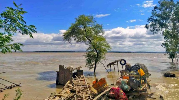 ပွင့်ဖြူမှာ ရေကြီးလို့ စာသင်ကျောင်း သုံးဆယ် ပိတ်ထားရ ပွင့်ဖြူမှာ ရေကြီးလို့ စာသင်ကျောင်း သုံးဆယ် ပိတ်ထားရ
