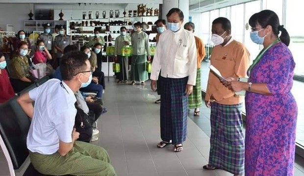 မန္တလေးက NLD အစိုးရအဖွဲ့ဝင် သုံးဦးနဲ့ ပါတီအတွင်းရေးမှူး ထောင် နှစ်နှစ်ချမှတ်ခံရ မန္တလေးက NLD အစိုးရအဖွဲ့ဝင် သုံးဦးနဲ့ ပါတီအတွင်းရေးမှူး ထောင် နှစ်နှစ်ချမှတ်ခံရ