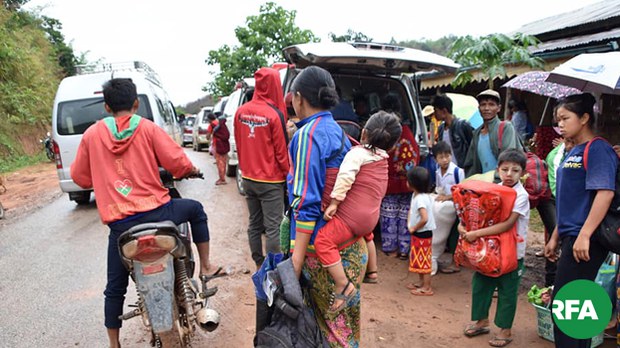 manphaine-villagers-flee-622.jpg
