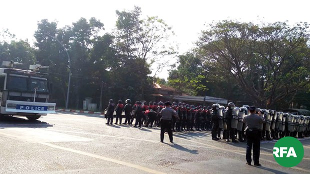 လှည်းတန်းမှာ ဆန္ဒပြသူတွေကို ဖြိုခွင်းဖို့ စစ်ကားနဲ့ ရဲကားအစီး ၅၀ ခန့်ရောက်နေ လှည်းတန်းမှာ ဆန္ဒပြသူတွေကို ဖြိုခွင်းဖို့ စစ်ကားနဲ့ ရဲကားအစီး ၅၀ ခန့်ရောက်နေ