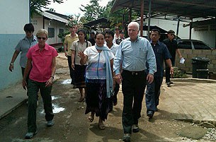 mccain_visits_maetao_clinic_305_z.jpg mccain_visits_maetao_clinic_305_z.jpg