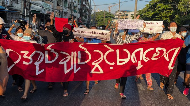 မန္တလေးသပိတ် ဝန်းရံသူသုံးဦး ကားနဲ့တိုက်ခံရ၊ ရန်ကုန်မှာလည်း ပြောက်ကျားနည်းနဲ့ဆန္ဒပြ မန္တလေးသပိတ် ဝန်းရံသူသုံးဦး ကားနဲ့တိုက်ခံရ၊ ရန်ကုန်မှာလည်း ပြောက်ကျားနည်းနဲ့ဆန္ဒပြ