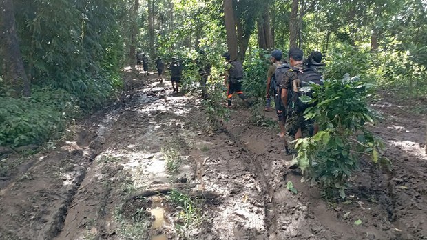အမ်းတောင်ကြားလမ်းမှာ စစ်ကားတွေကို အရှိုချင်းတပ်ဖွဲ့ ကြားဖြတ်တိုက်ခိုက် အမ်းတောင်ကြားလမ်းမှာ စစ်ကားတွေကို အရှိုချင်းတပ်ဖွဲ့ ကြားဖြတ်တိုက်ခိုက်