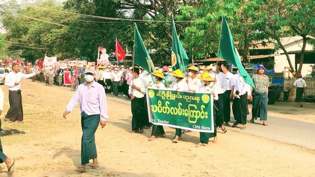 ခင်ဦးမှာ စစ်ကောင်စီသတင်းပေးလို့စွပ်စွဲချက်နဲ့ တစ်ရက်တည်း လူငါးဦး အသတ်ခံရ ခင်ဦးမှာ စစ်ကောင်စီသတင်းပေးလို့စွပ်စွဲချက်နဲ့ တစ်ရက်တည်း လူငါးဦး အသတ်ခံရ