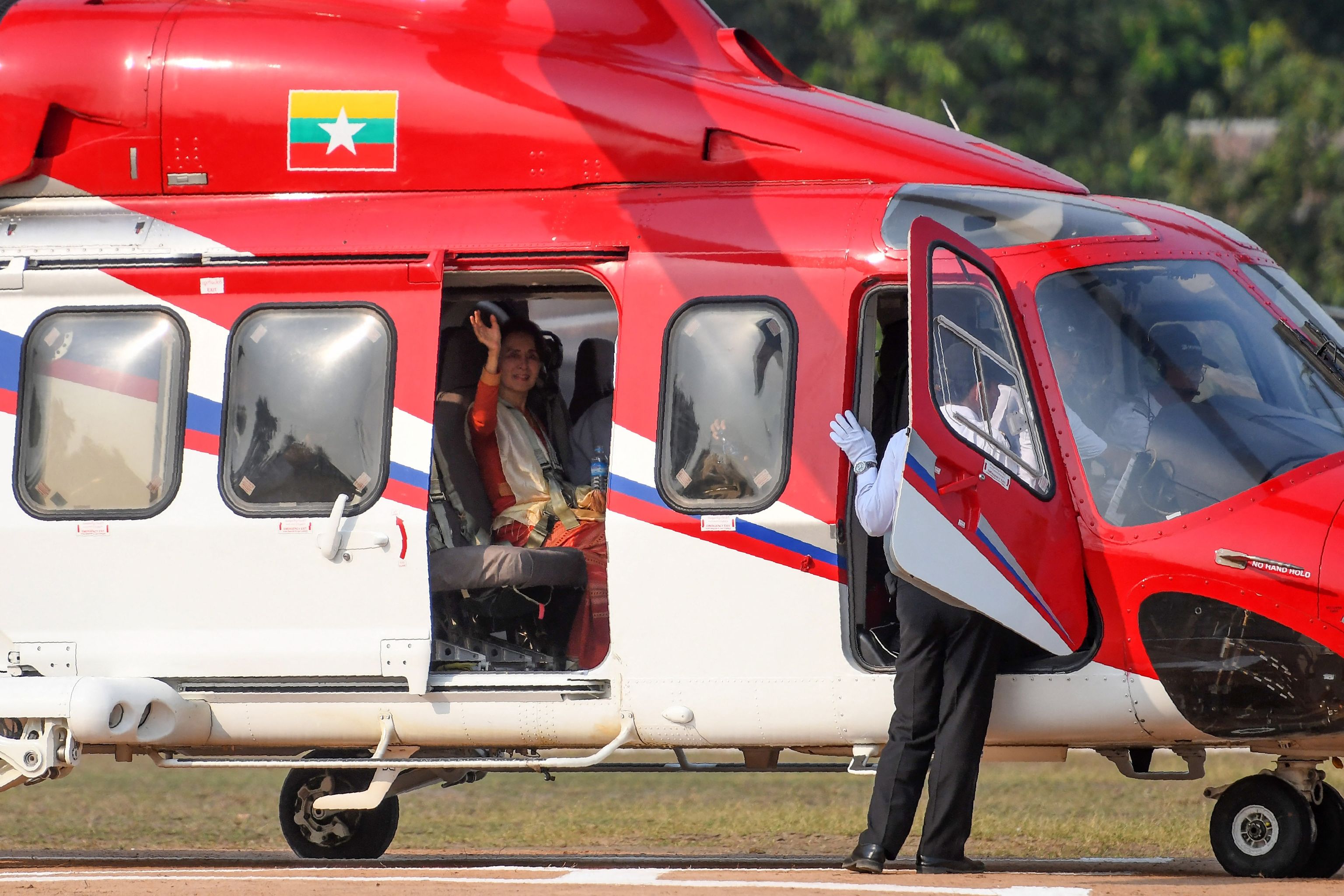 (၂ဝ၁၉ ခုနှစ်က နိုင်ငံတော်အတိုင်ပင်ခံပုဂ္ဂိုလ် ဒေါ်အောင်ဆန်းစုကြည် ပဲခူးတိုင်းကို သွားရောက်ခဲ့စဉ်) AFP Photo