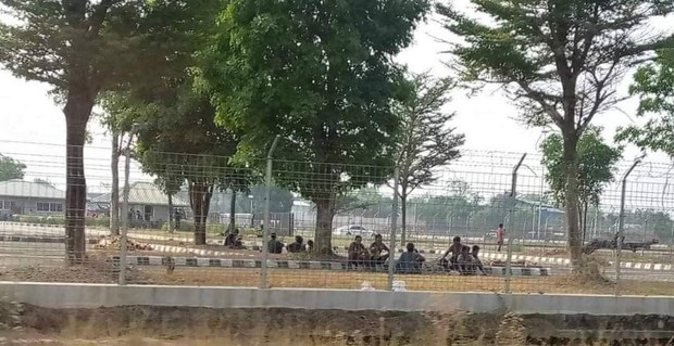 မြဝတီမှာ တပ်ပြင်ရောက်ထောက်ပံ့ပစ္စည်းတွေ အရပ်သားတွေကို စစ်တပ်က သယ်ယူခိုင်း မြဝတီမှာ တပ်ပြင်ရောက်ထောက်ပံ့ပစ္စည်းတွေ အရပ်သားတွေကို စစ်တပ်က သယ်ယူခိုင်း