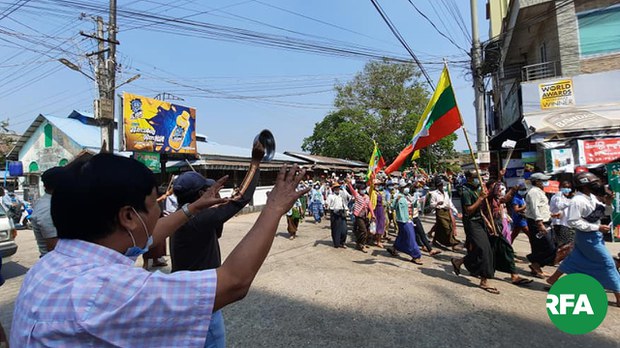 ပုသိမ်မှာ တပ်မတော်ထောက်ခံသူတွေနဲ့ ကန့်ကွက်သူတွေကြား ရဲတပ်ဖွဲ့ ဖြေရှင်းပေးရ ပုသိမ်မှာ တပ်မတော်ထောက်ခံသူတွေနဲ့ ကန့်ကွက်သူတွေကြား ရဲတပ်ဖွဲ့ ဖြေရှင်းပေးရ
