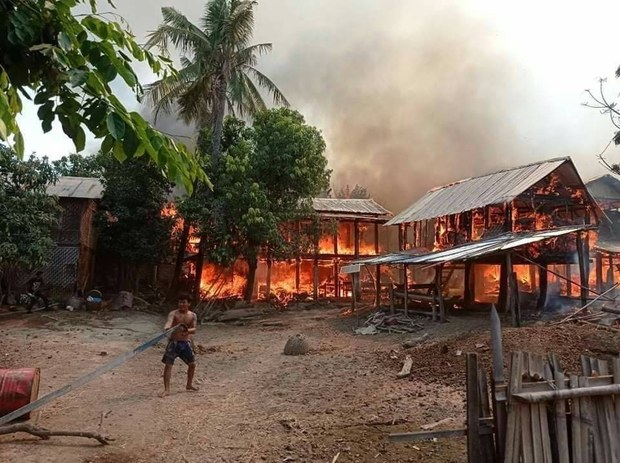 ရေစကြို ရေလယ်ကျွန်းဒေသ ရွာလေးရွာက နေအိမ် ၇၀ ကျော် မီးရှို့ခံရ ရေစကြို ရေလယ်ကျွန်းဒေသ ရွာလေးရွာက နေအိမ် ၇၀ ကျော် မီးရှို့ခံရ