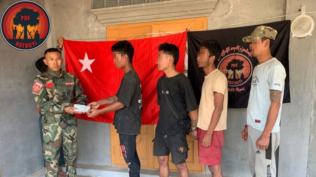 စစ်မှုထမ်း တပ်သားသစ်ငါးဦး နွားထိုးကြီး PDF ထံ ခိုလှုံလာ စစ်မှုထမ်း တပ်သားသစ်ငါးဦး နွားထိုးကြီး PDF ထံ ခိုလှုံလာ