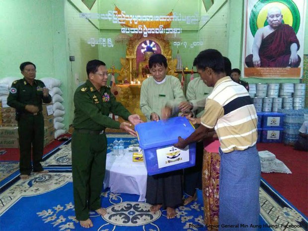 minaunghlaing-donate-rakhine-620.jpg minaunghlaing-donate-rakhine-620.jpg