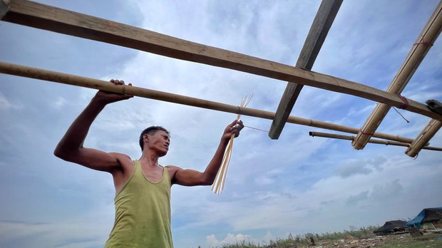 ရခိုင်မှာ မုန်တိုင်းသင့်လူပေါင်း ခြောက်သိန်းကျော်အတွက် အမိုးအကာတွေလိုအပ်နေ ရခိုင်မှာ မုန်တိုင်းသင့်လူပေါင်း ခြောက်သိန်းကျော်အတွက် အမိုးအကာတွေလိုအပ်နေ