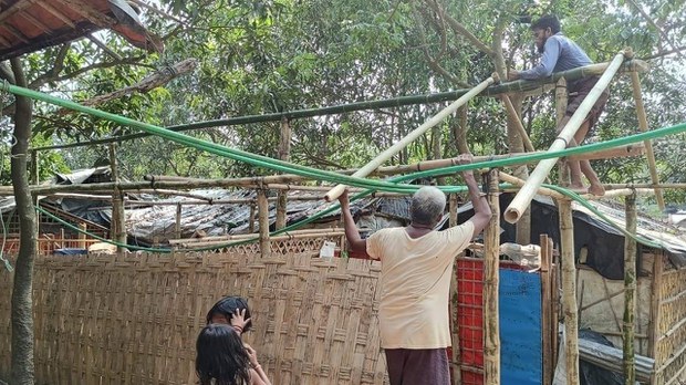 မုန်တိုင်းကြောင့် ကော့ဘဇားဒုက္ခသည်စခန်းတွေက နေအိမ်တစ်သောင်းနီးပါး ပျက်စီး မုန်တိုင်းကြောင့် ကော့ဘဇားဒုက္ခသည်စခန်းတွေက နေအိမ်တစ်သောင်းနီးပါး ပျက်စီး