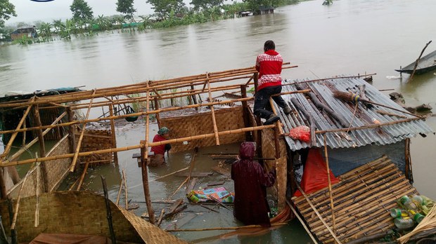 မိုးဗြဲရေကာတာ ဖွင့်ချလို့ စစ်ဘေးဒုက္ခသည် ငါးရာနီးပါး အရေးပေါ်ရွှေ့ပြောင်းနေရ မိုးဗြဲရေကာတာ ဖွင့်ချလို့ စစ်ဘေးဒုက္ခသည် ငါးရာနီးပါး အရေးပေါ်ရွှေ့ပြောင်းနေရ