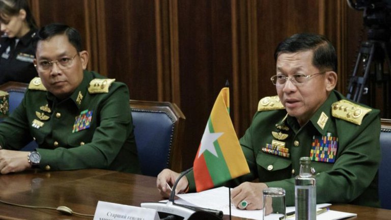 ဗိုလ်ချုပ်မှူးကြီး မင်းအောင်လှိုင် (ယာ) နှင့်အတူ တွေ့ရသည့် ဒုတိယဗိုလ်ချုပ်ကြီး မိုးမြင့်ထွန်း (ဝဲ) အား တွေ့ရစဉ်။ (Photo: CINCDS)