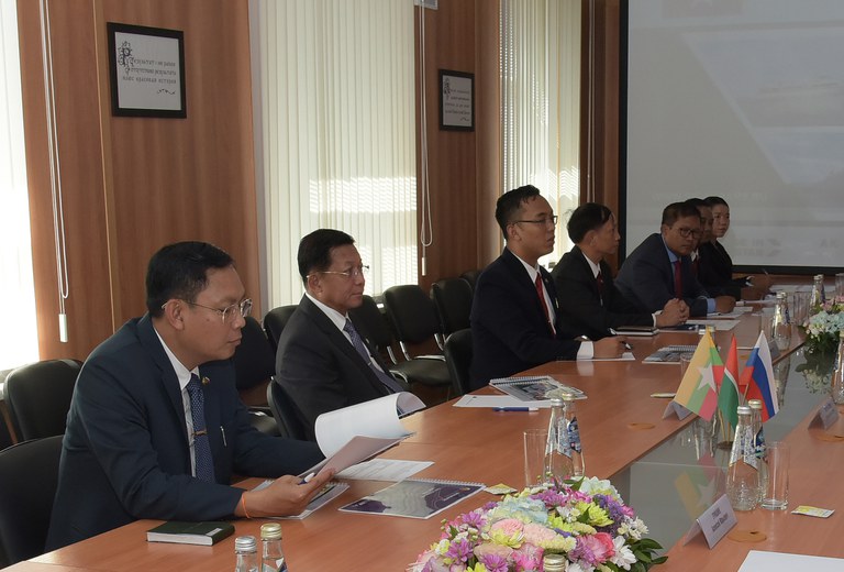 ဗိုလ်ချုပ်မှူးကြီး မင်းအောင်လှိုင်နှင့်အတူ ဒုတိယဗိုလ်ချုပ်ကြီး မိုးမြင့်ထွန်း (ဝဲ) အား ၂၀၂၁ ခုနှစ် ဇွန်လ ၂၅ ရက်နေ့တွင် Republic of the Tatarstan နိုင်ငံသို့ ရေယာဉ်တည်ဆောက်ရေး သွားရောက်လေ့လာစဉ်။ (Photo: CINCDS)