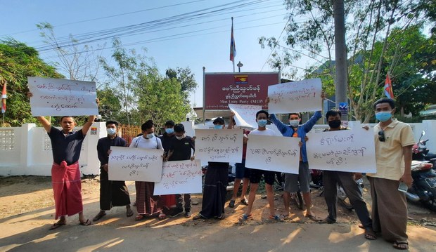 နိုင်ငံတော်စစ်ကောင်စီမှာ ပါဝင်ဖို့ ဆုံးဖြတ်ခဲ့တဲ့ မွန်ညီညွတ်ရေးပါတီကို ဆန္ဒပြ နိုင်ငံတော်စစ်ကောင်စီမှာ ပါဝင်ဖို့ ဆုံးဖြတ်ခဲ့တဲ့ မွန်ညီညွတ်ရေးပါတီကို ဆန္ဒပြ