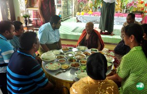 mulime-offer-alm-monk-kachin-305.JPG mulime-offer-alm-monk-kachin-305.JPG