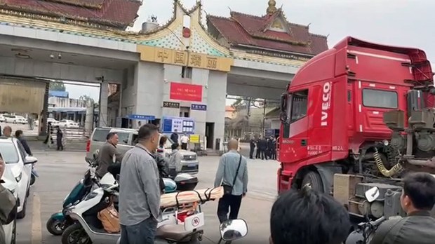 မူဆယ် မန့်ဝိန်းနယ်စပ်ဂိတ် ပိတ်ထားလို့ ကားအစီး သုံးရာခန့် ပိတ်မိနေ မူဆယ် မန့်ဝိန်းနယ်စပ်ဂိတ် ပိတ်ထားလို့ ကားအစီး သုံးရာခန့် ပိတ်မိနေ