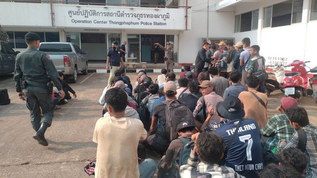 ဆောက်လုပ်ရေးလုပ်ငန်းခွင်ကို ထိုင်းရဲစီးနင်း၊ မြန်မာလုပ်သားတွေ ဖမ်းဆီးခံရ ဆောက်လုပ်ရေးလုပ်ငန်းခွင်ကို ထိုင်းရဲစီးနင်း၊ မြန်မာလုပ်သားတွေ ဖမ်းဆီးခံရ