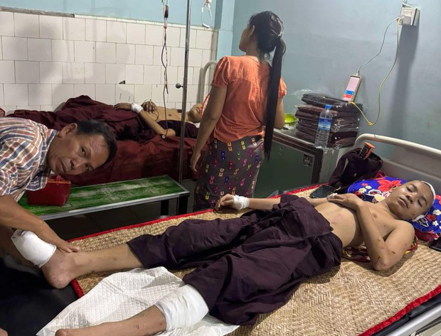 ကော့ကရိတ် ကမ်းနီရွာဘုန်းကြီးကျောင်း ဗုံးကြဲခံရပြီး ခြောက်ဦးသေ၊ ၂၅ ဦးဒဏ်ရာရ ကော့ကရိတ် ကမ်းနီရွာဘုန်းကြီးကျောင်း ဗုံးကြဲခံရပြီး ခြောက်ဦးသေ၊ ၂၅ ဦးဒဏ်ရာရ