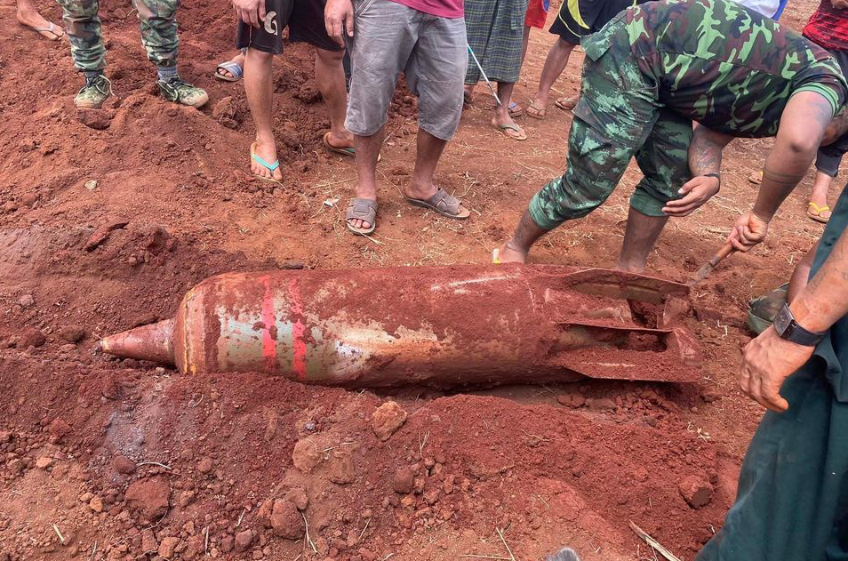 ကရင်နီပြည်နယ် ဒီး​မော့ဆိုမြို့နယ် ​ဆောင်ဒူလာ​​ကျေးရွာမှာ ၂၀၂၂ ခုနှစ် မတ်လ ၇ ရက်​နေ့တွင် စစ်လေယာဥ်နဲ့ ကြဲခဲ့တဲ့ ဗုံးတစ်လုံးကို တွေ့ရစဥ် (Photo: KNDF)