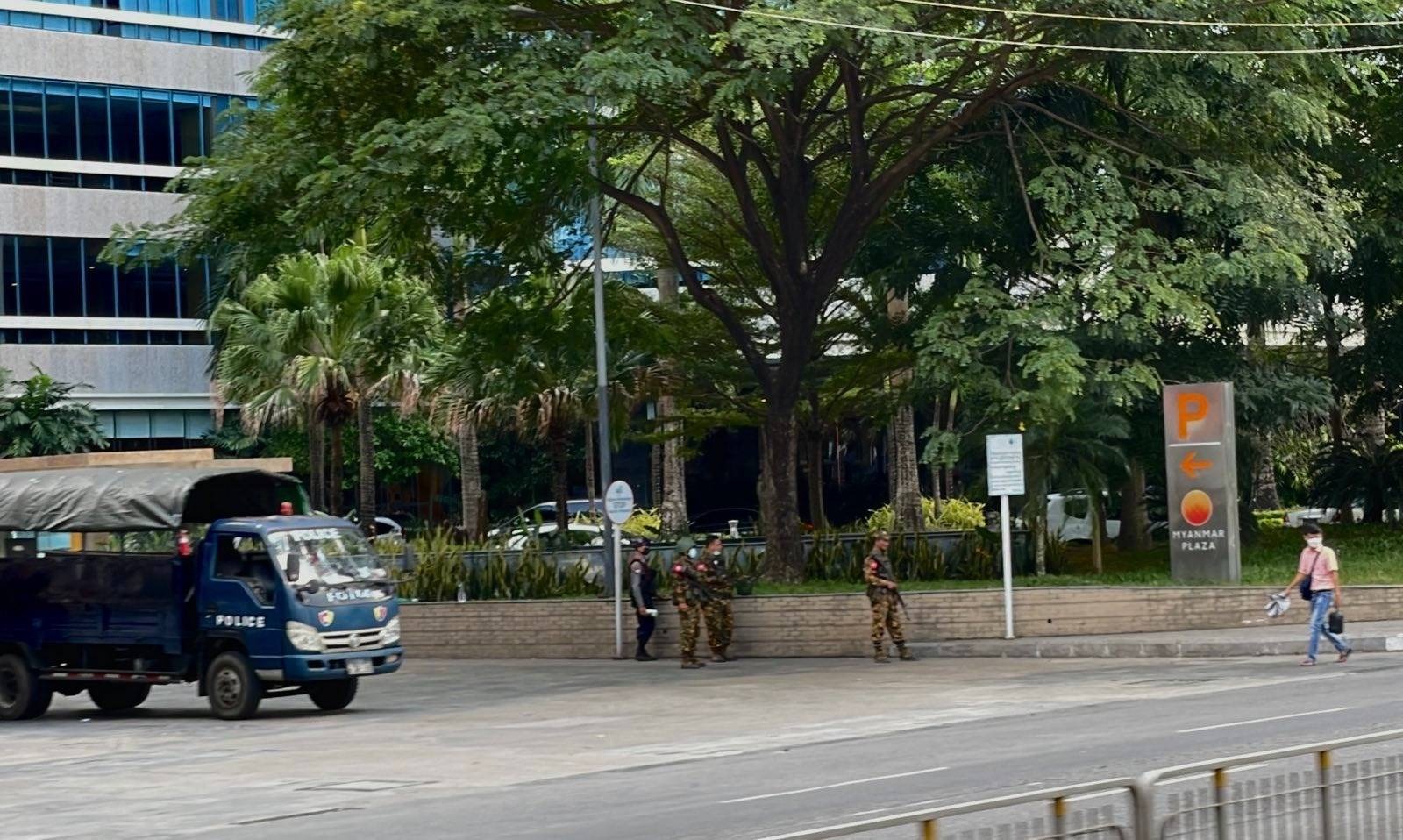 (မြန်မာပလာဇာရှေ့မှာ စစ်သားတွေ နိုဝင်ဘာ ၂၆ ရက်နေ့က စောင့်ကြပ်နေစဥ်)