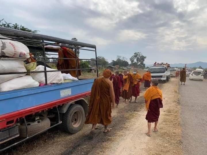 (လွိုင်ကော်ကနေ ရှမ်းပြည်ဘက်ကို ထွက်ပြေးနေရတဲ့ သံဃာတွေကို တွေ့ရစဥ်) Photo: CJ