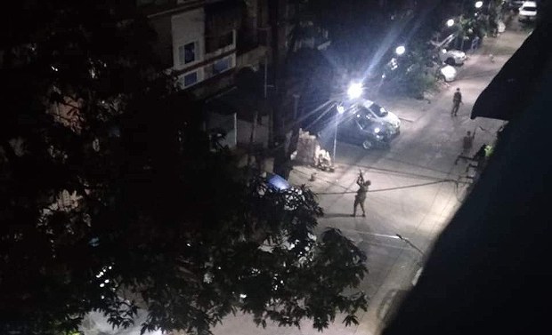 ညဘက် သံပုံးတီးလို့ဆိုပြီး အဖမ်းခံရ၊ အိမ်ကားတွေလည်း ဖျက်ဆီးခံရ ညဘက် သံပုံးတီးလို့ဆိုပြီး အဖမ်းခံရ၊ အိမ်ကားတွေလည်း ဖျက်ဆီးခံရ