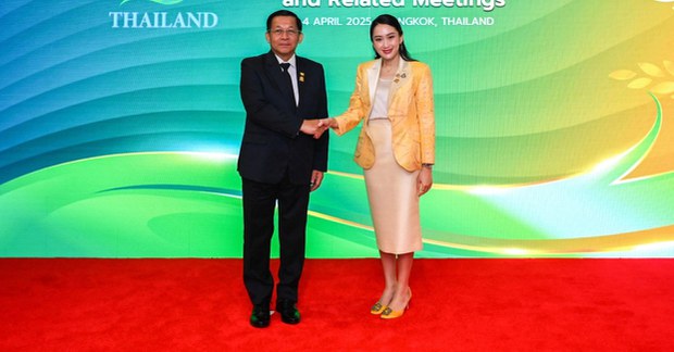 ထိုင်းဝန်ကြီးချုပ် နဲ့ မြန်မာစစ်ခေါင်းဆောင်တို့ သီးသန့် တွေ့ဆုံ ဆွေးနွေး ထိုင်းဝန်ကြီးချုပ် နဲ့ မြန်မာစစ်ခေါင်းဆောင်တို့ သီးသန့် တွေ့ဆုံ ဆွေးနွေး