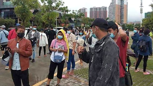 တရုတ်နိုင်ငံရောက် မြန်မာအလုပ်သမား ၃၀၀ ကျော် နေရပ်ပြန်နိုင်ရေး ရွှေလီရဲစခန်းမှာ တောင်းဆို တရုတ်နိုင်ငံရောက် မြန်မာအလုပ်သမား ၃၀၀ ကျော် နေရပ်ပြန်နိုင်ရေး ရွှေလီရဲစခန်းမှာ တောင်းဆို