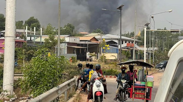 စစ်ကောင်စီလေတပ်ဗုံးကြဲလို့ မြဝတီက ကုန်စည်ဂိုထောင်တွေ မီးလောင်နေ စစ်ကောင်စီလေတပ်ဗုံးကြဲလို့ မြဝတီက ကုန်စည်ဂိုထောင်တွေ မီးလောင်နေ