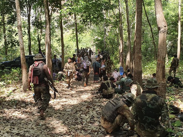 မြဝတီမြို့ကို စစ်ကူလာတဲ့ စစ်ကောင်စီတပ် တိုက်ခိုက်ခံရ မြဝတီမြို့ကို စစ်ကူလာတဲ့ စစ်ကောင်စီတပ် တိုက်ခိုက်ခံရ