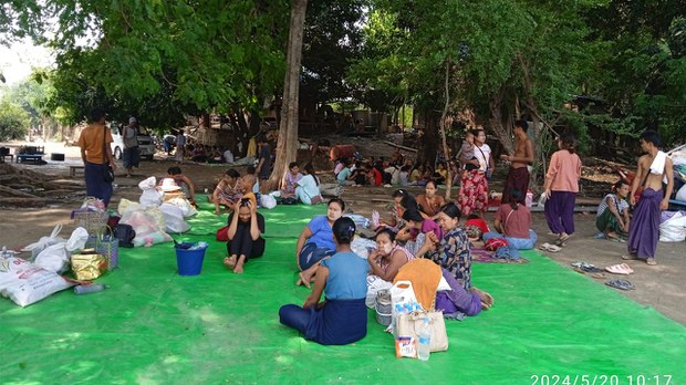 မြင်းခြံမှာ နေအိမ်နှစ်ရာနီးပါး မီးရှို့ခံရပြီး လူခြောက်ထောင်ခန့် ထွက်ပြေးနေရ မြင်းခြံမှာ နေအိမ်နှစ်ရာနီးပါး မီးရှို့ခံရပြီး လူခြောက်ထောင်ခန့် ထွက်ပြေးနေရ